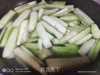 丝瓜鸡蛋虾头汤的做法步骤：7