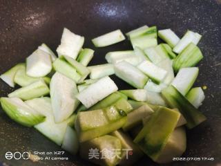 丝瓜煎鸡蛋汤的做法步骤：3