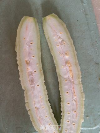 青椒豆豉炒苦瓜的做法步骤：1