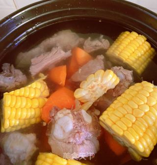 裙带菜炖排骨汤的做法步骤：2