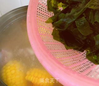 裙带菜炖排骨汤的做法步骤：3