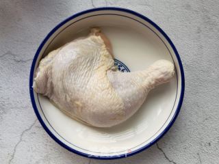 泡椒柠檬手撕鸡的做法步骤：1
