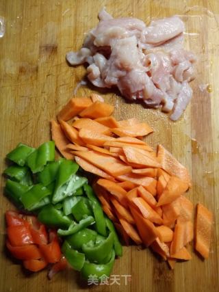 胡萝卜炒鸡肉的做法步骤：1