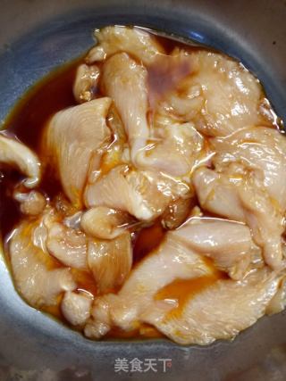 胡萝卜炒鸡肉的做法步骤：2