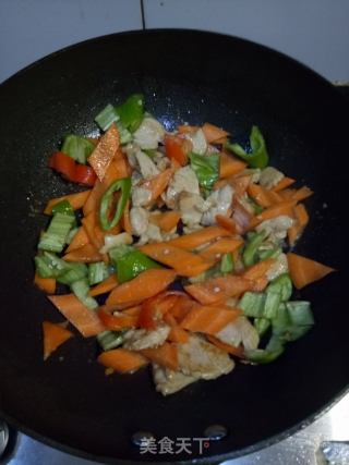 胡萝卜炒鸡肉的做法步骤：4