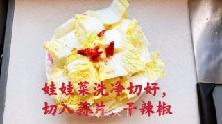 醋溜娃娃菜的做法步骤：1