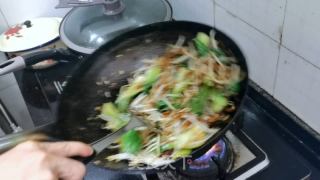 豆芽肉丝炒面的做法步骤：4