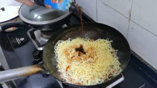 豆芽肉丝炒面的做法步骤：5