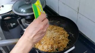 豆芽肉丝炒面的做法步骤：6