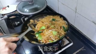 豆芽肉丝炒面的做法步骤：7