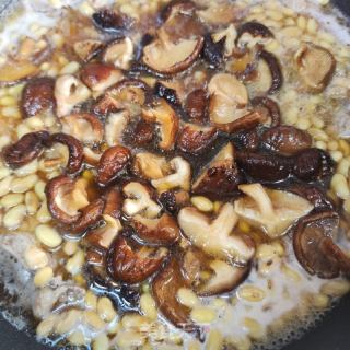 香菇黄豆烧大排的做法步骤：5