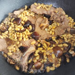 香菇黄豆烧大排的做法步骤：7