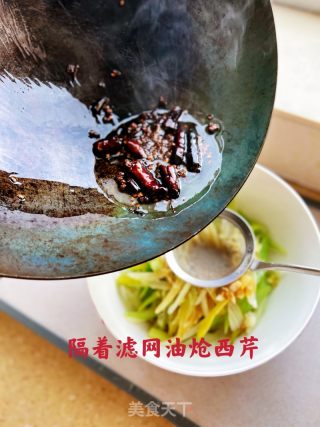 芥味拌西芹的做法步骤：4