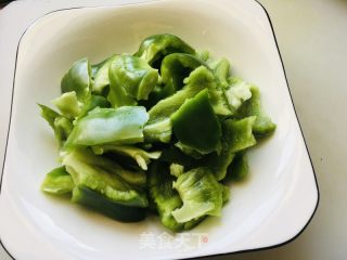 菜椒炒腊肉的做法步骤：1