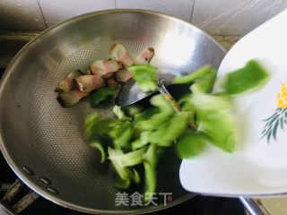 菜椒炒腊肉的做法步骤：3