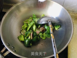 菜椒炒腊肉的做法步骤：5