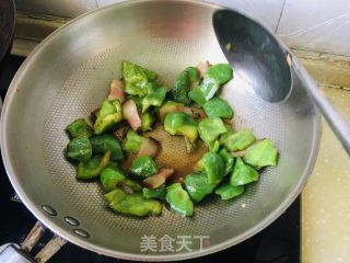 菜椒炒腊肉的做法步骤：7