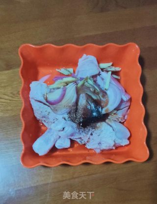 洋葱烤鸡腿的做法步骤：1