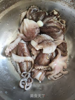 白灼墨鱼的做法步骤：1
