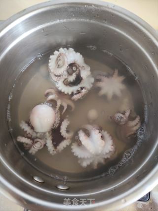 白灼墨鱼的做法步骤：4