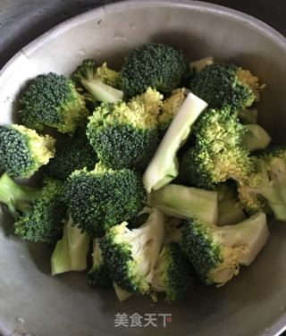 清炒西兰花的做法步骤：1
