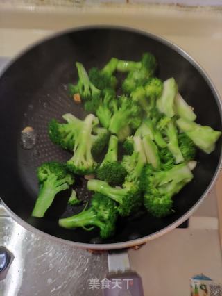 清炒西兰花的做法步骤：6