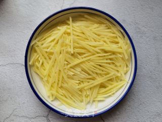 双椒土豆丝的做法步骤：1