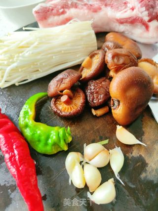 双菇炒肉的做法步骤：1