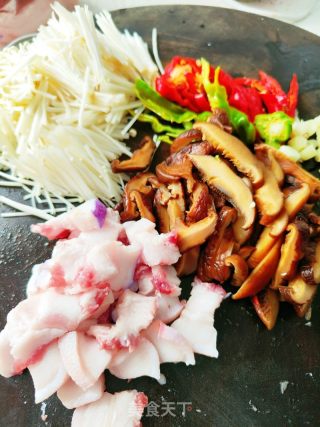 双菇炒肉的做法步骤：2