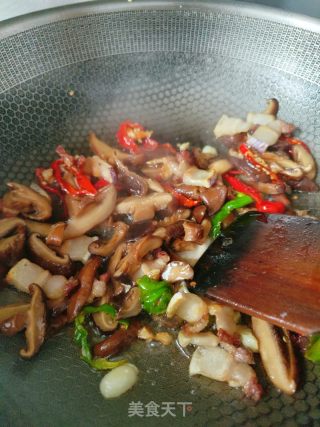 双菇炒肉的做法步骤：7