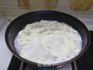 油泼面的做法步骤：4