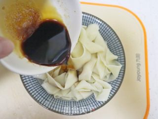 油泼面的做法步骤：8
