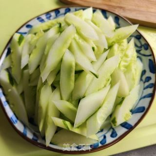 黄瓜鸡蛋炒虾仁的做法步骤：2