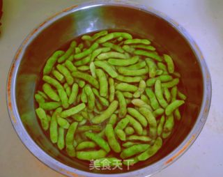 水煮毛豆的做法步骤：1