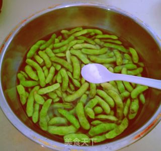 水煮毛豆的做法步骤：2