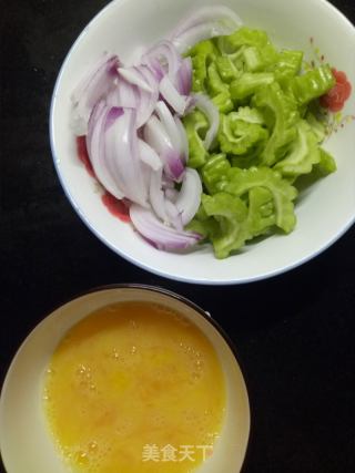 苦瓜洋葱炒鸡蛋的做法步骤：2