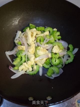 苦瓜洋葱炒鸡蛋的做法步骤：6
