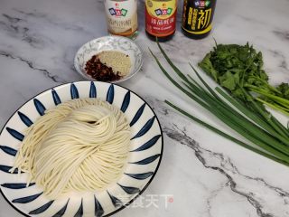 酸辣汤拌面的做法步骤：1