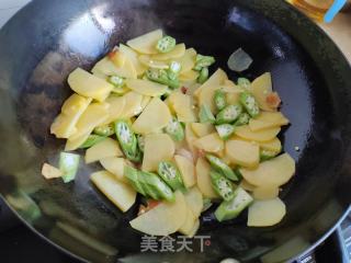 秋葵炒土豆的做法步骤：5