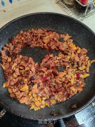 香菇榨菜炒牛肉丁的做法步骤：9