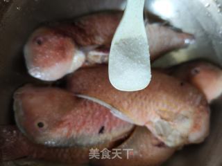 香煎鹦哥鱼的做法步骤：2