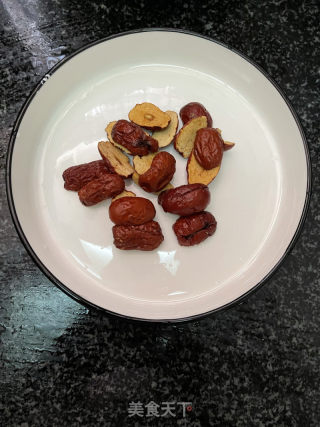 银耳汤圆的做法步骤：2