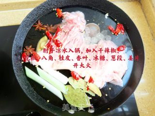 酱肘子的做法步骤：2