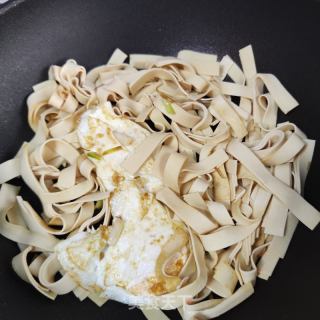 鸡蛋烧豆皮的做法步骤：5