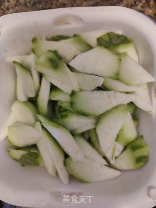 丝瓜炒肉的做法步骤：1