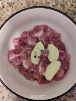 丝瓜炒肉的做法步骤：2