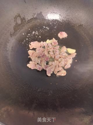 丝瓜炒肉的做法步骤：3