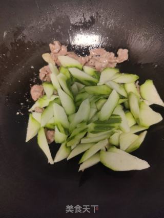 丝瓜炒肉的做法步骤：4