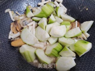 丝瓜豆腐鸡蛋菌菇贻贝汤的做法步骤：7
