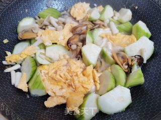 丝瓜豆腐鸡蛋菌菇贻贝汤的做法步骤：8